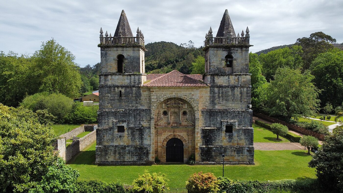 Iglesia de San Martín de Tours en Alfoz de Lloredo