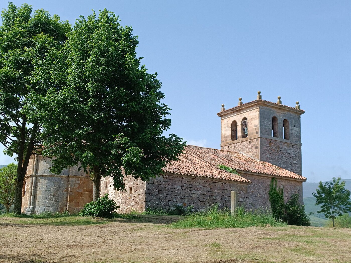 Iglesia de Santa María la Mayor en Hermandad de Campoo de Suso