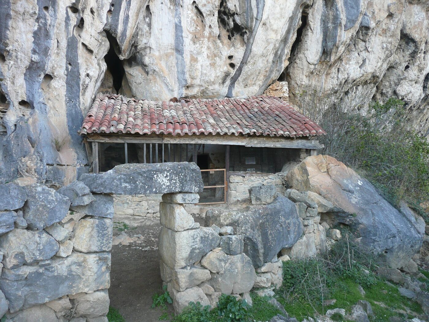Iglesia rupestre de San Juan en Arredondo