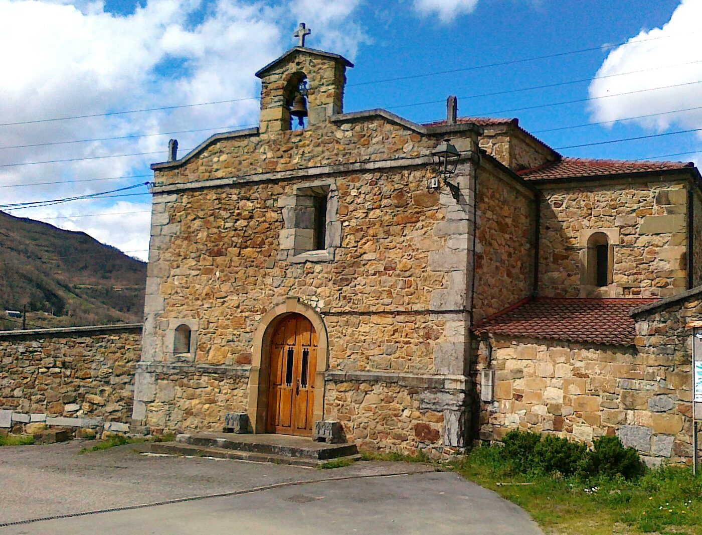 Santuario de la Virgen del Otero en Laviana