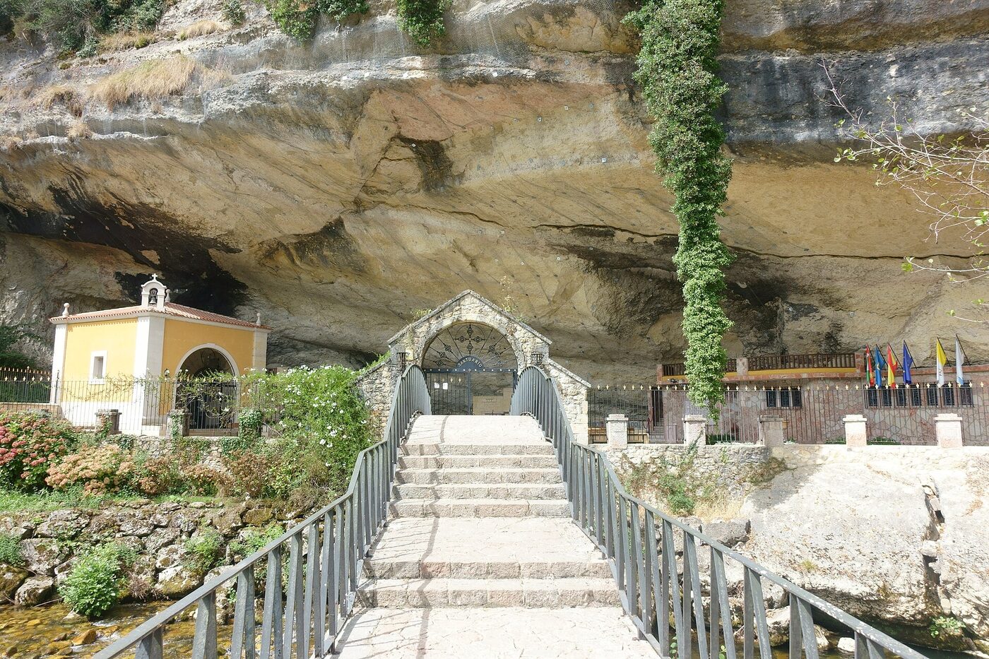 Santuario de la Virgen de la Cueva en Piloña