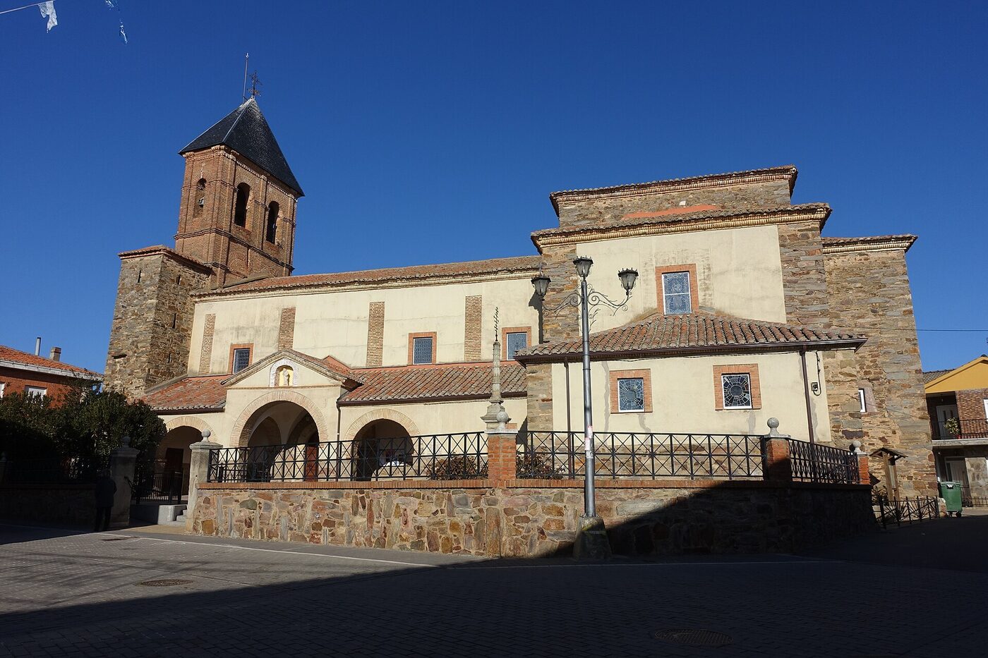 Iglesia de Santiago Apóstol en Villares de Órbigo