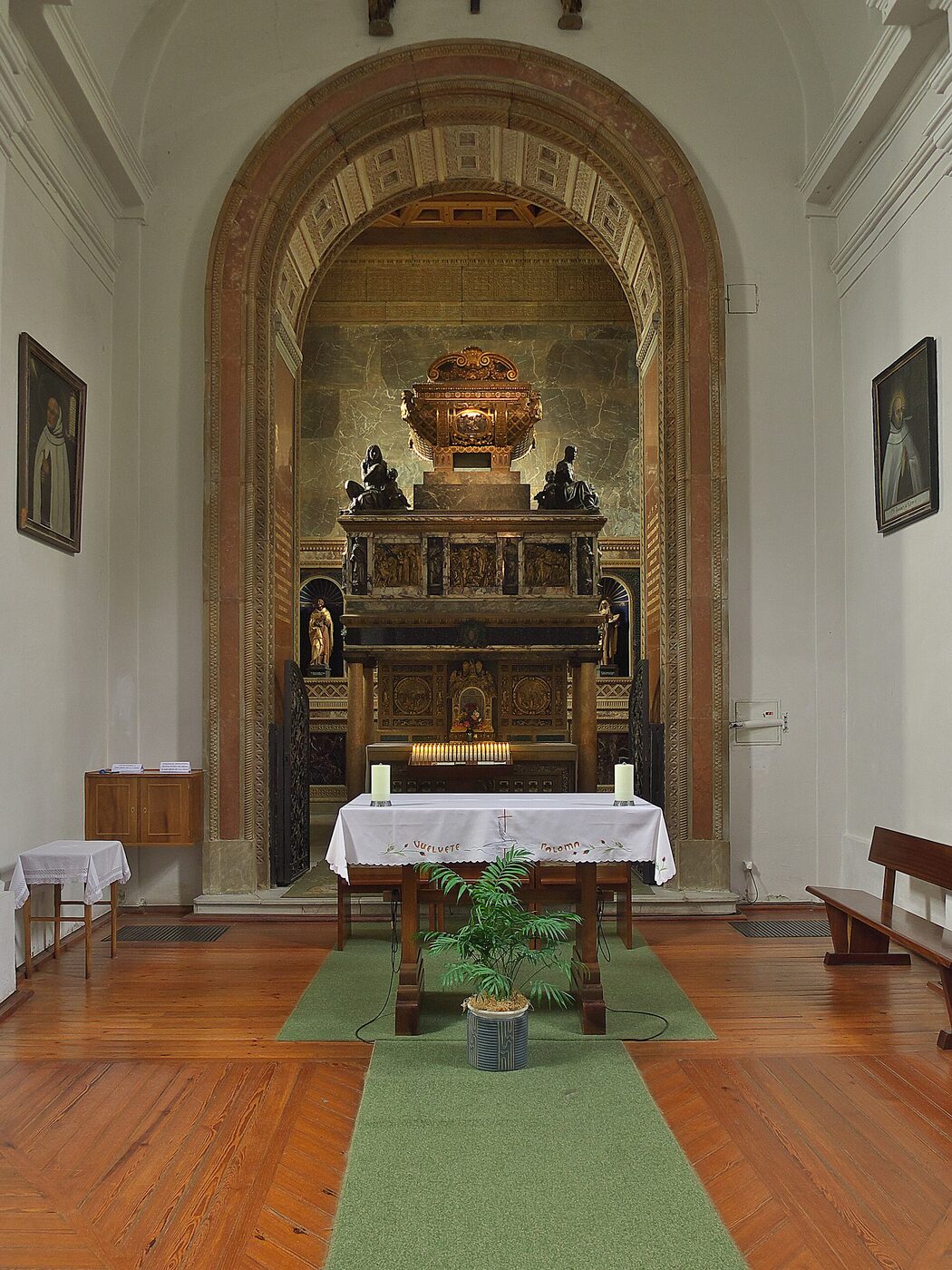 Iglesia del sepulcro de San Juan de la Cruz en Navas de San Antonio