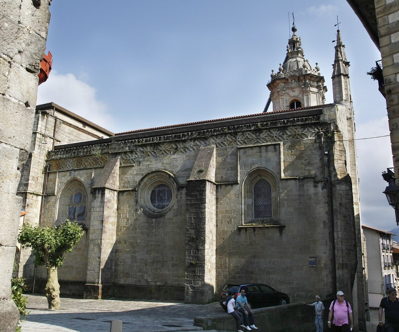 Iglesia de Nuestra Señora de la Asunción y del Manzano en Fuenterrabía