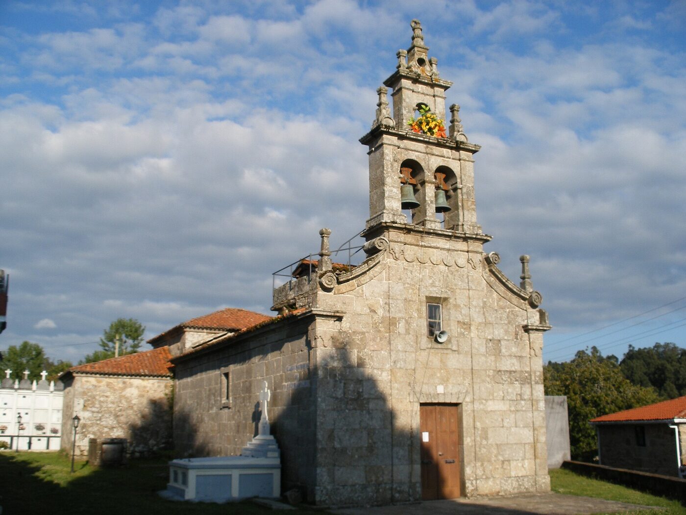 Igrexa de Santiago de Adragonte en Paderne