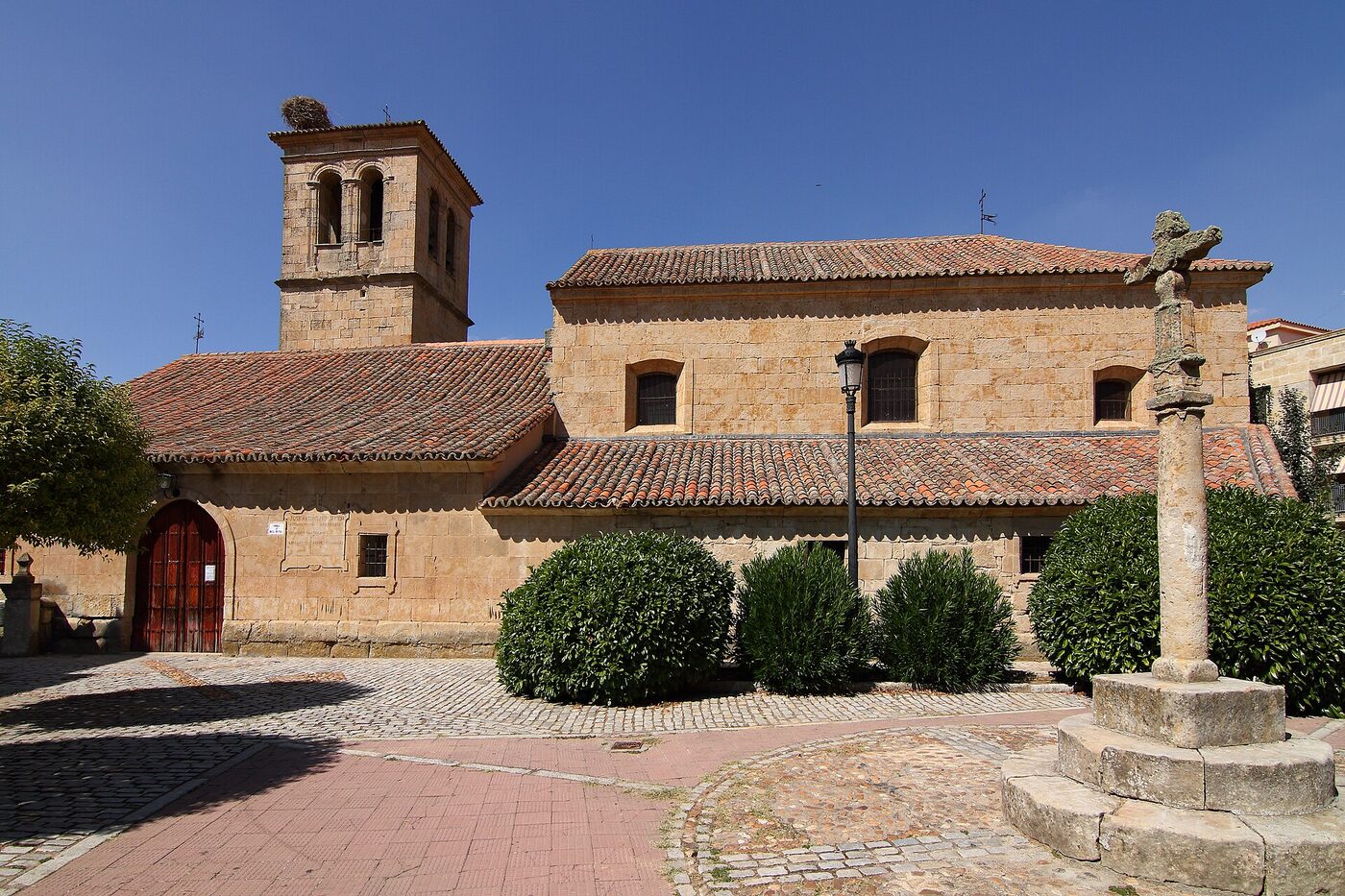 Parroquia San Miguel Arcángel en Villamayor