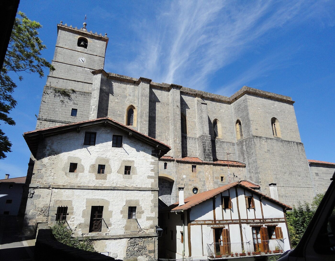 San Esteban parrokia en Aya