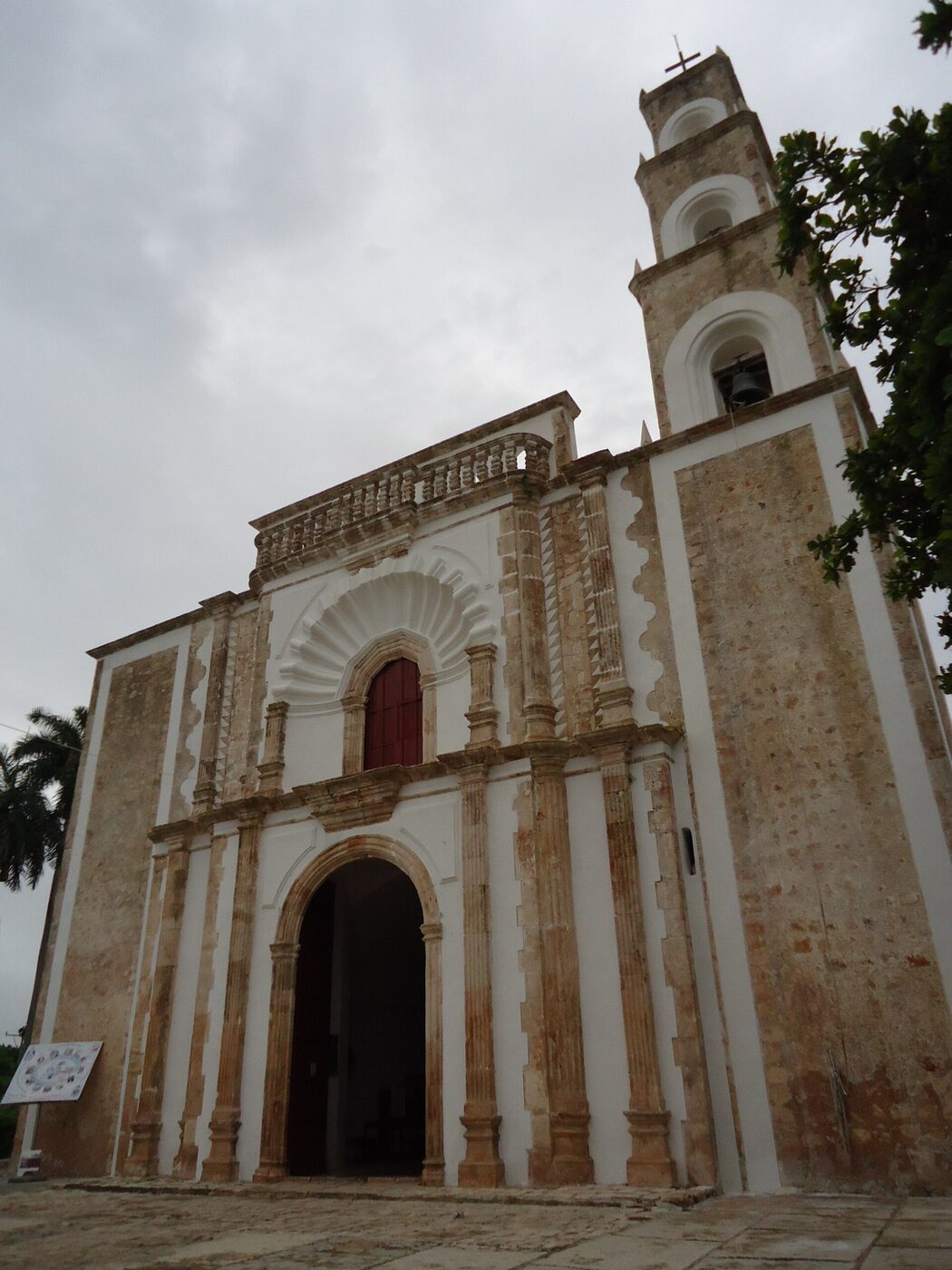 Parroquia de San Luis Obispo en Calkiní