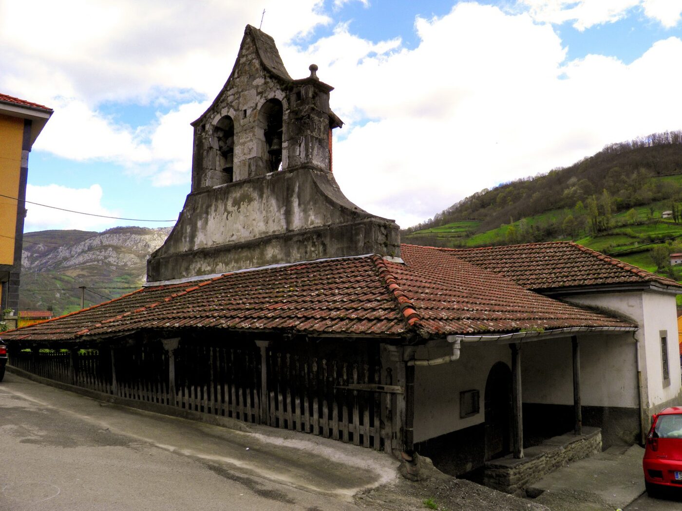 Iglesia de Santa Bárbara en Aller