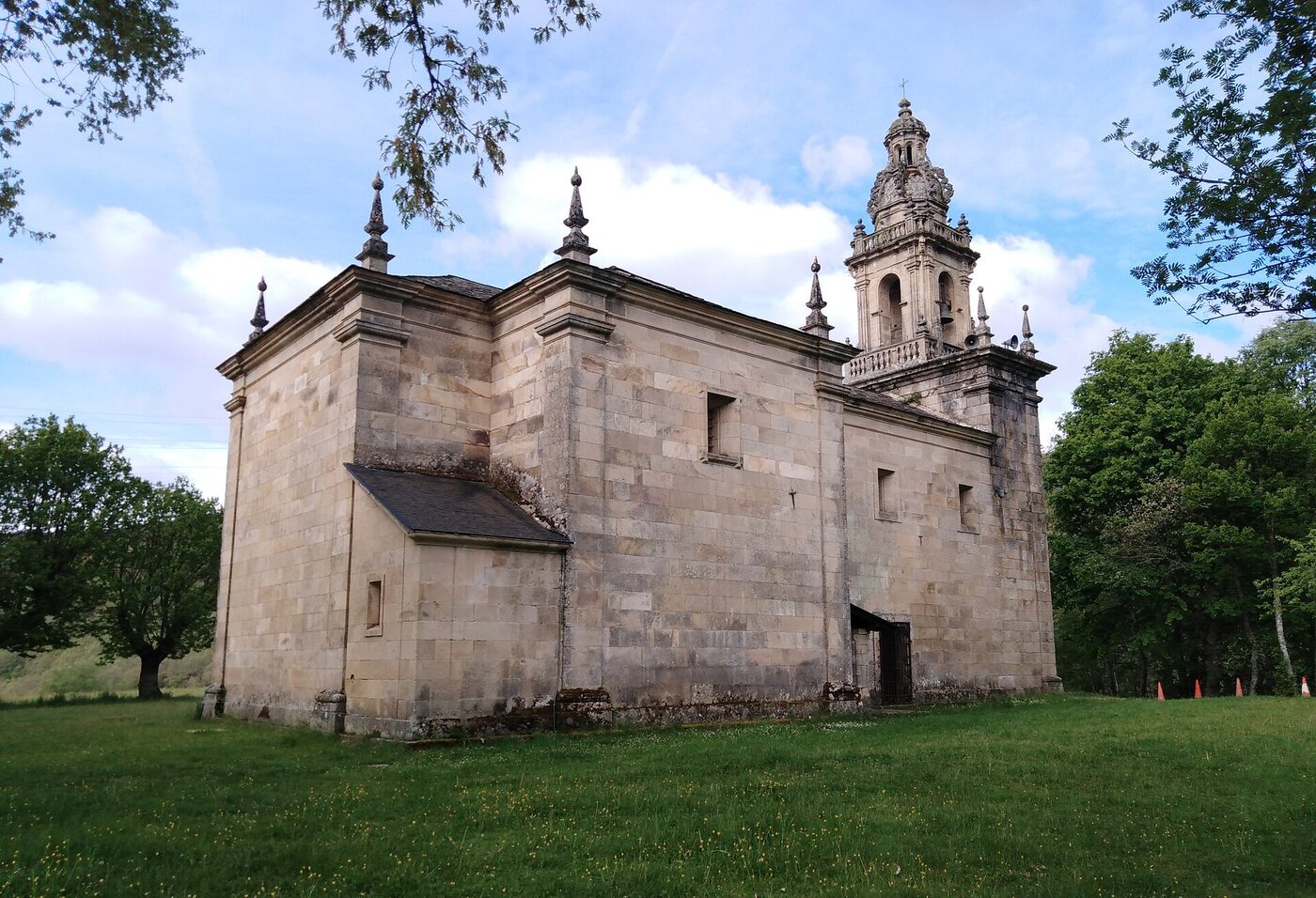 Santuario da Nosa Señora das Neves da Tuíza en Lubián