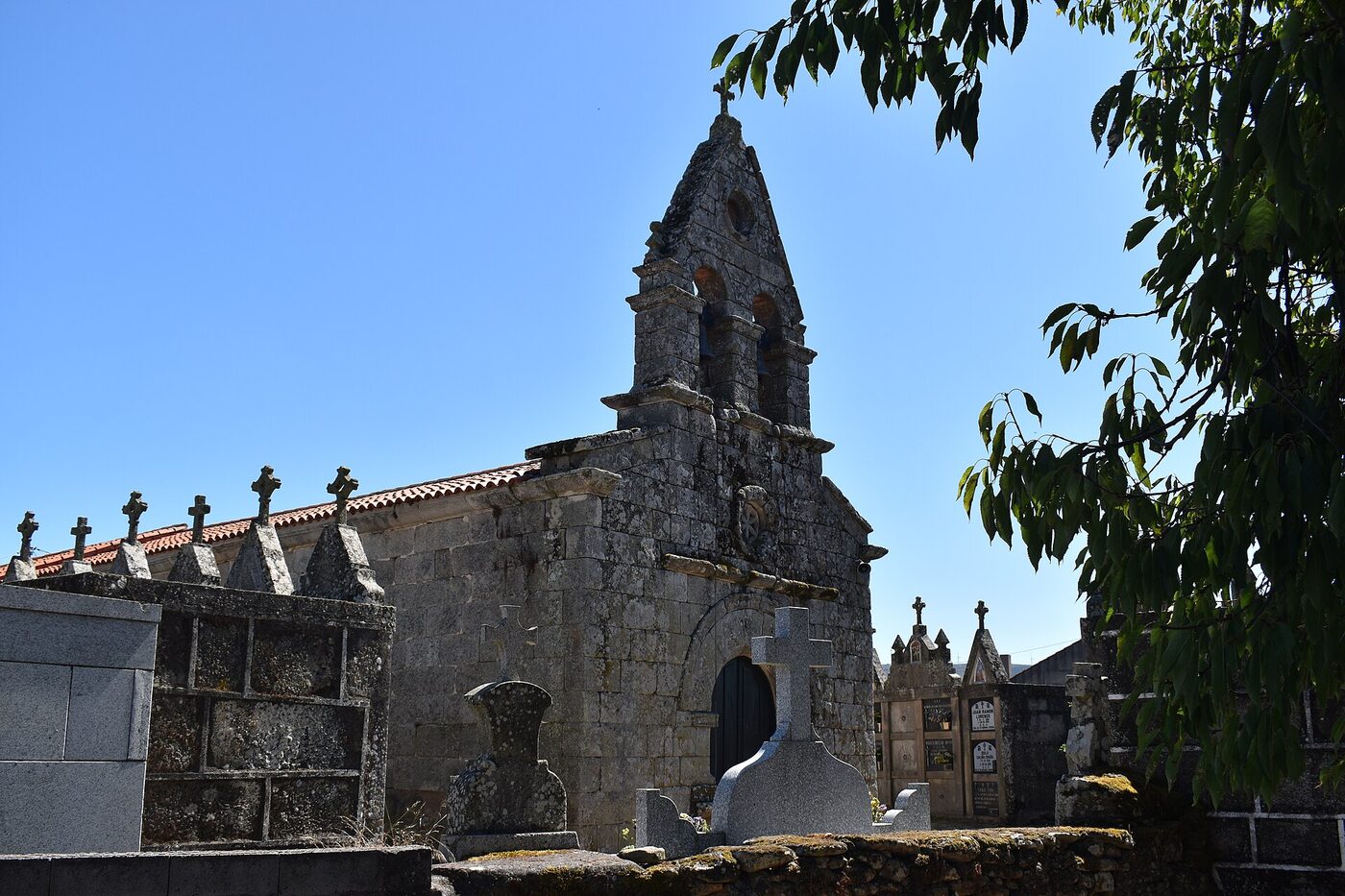 Igrexa de Santiago de Garabelos do Bouzo en Baltar