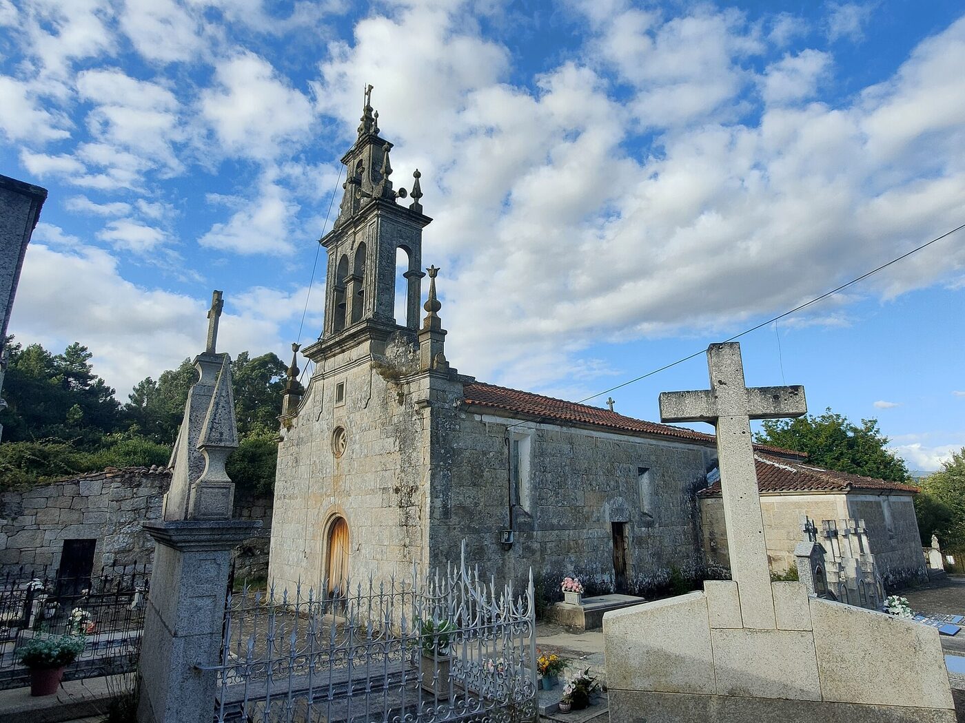 Igrexa de San Miguel de Calvelle en O Pereiro de Aguiar