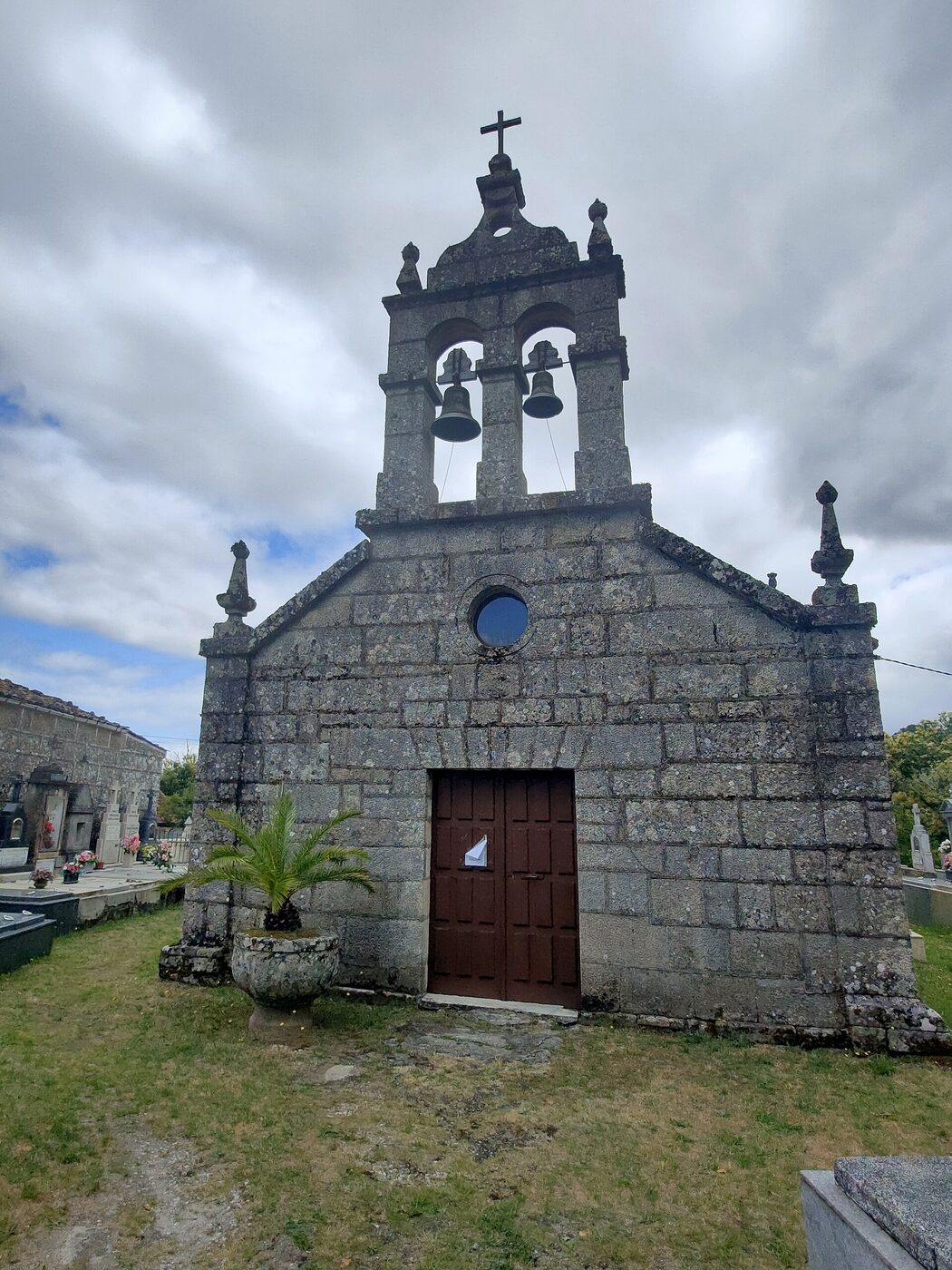Igrexa de San Pedro de Triós en O Pereiro de Aguiar