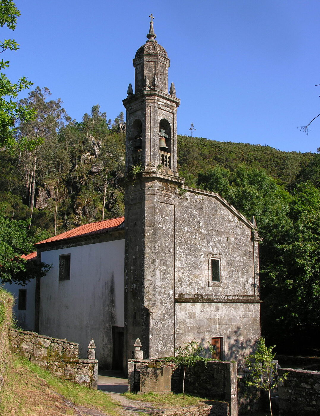 Igrexa do Mosteiro de San Xusto de Toxosoutos en Lousame