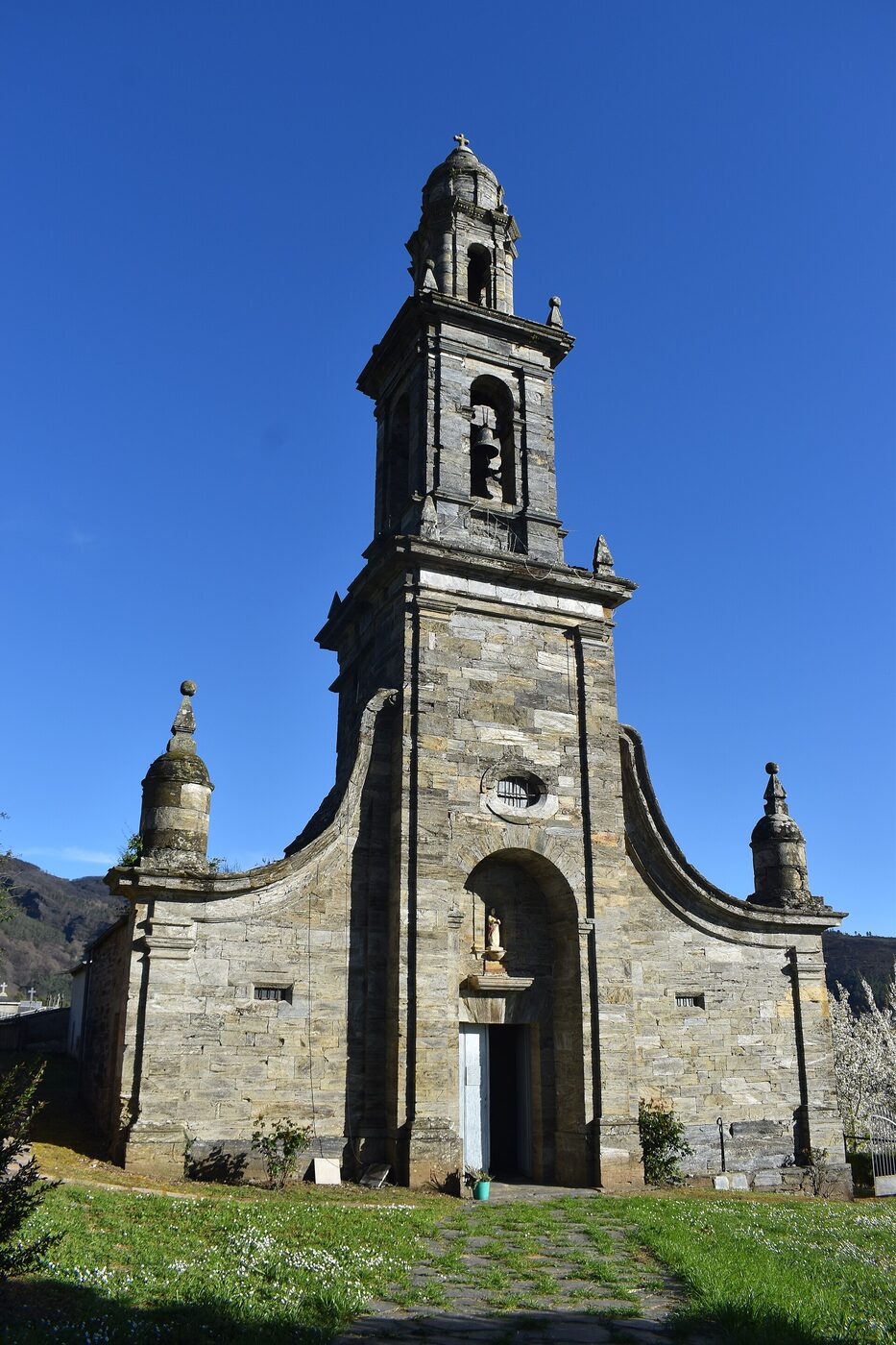Igrexa de Santalla de Bendollo en Quiroga