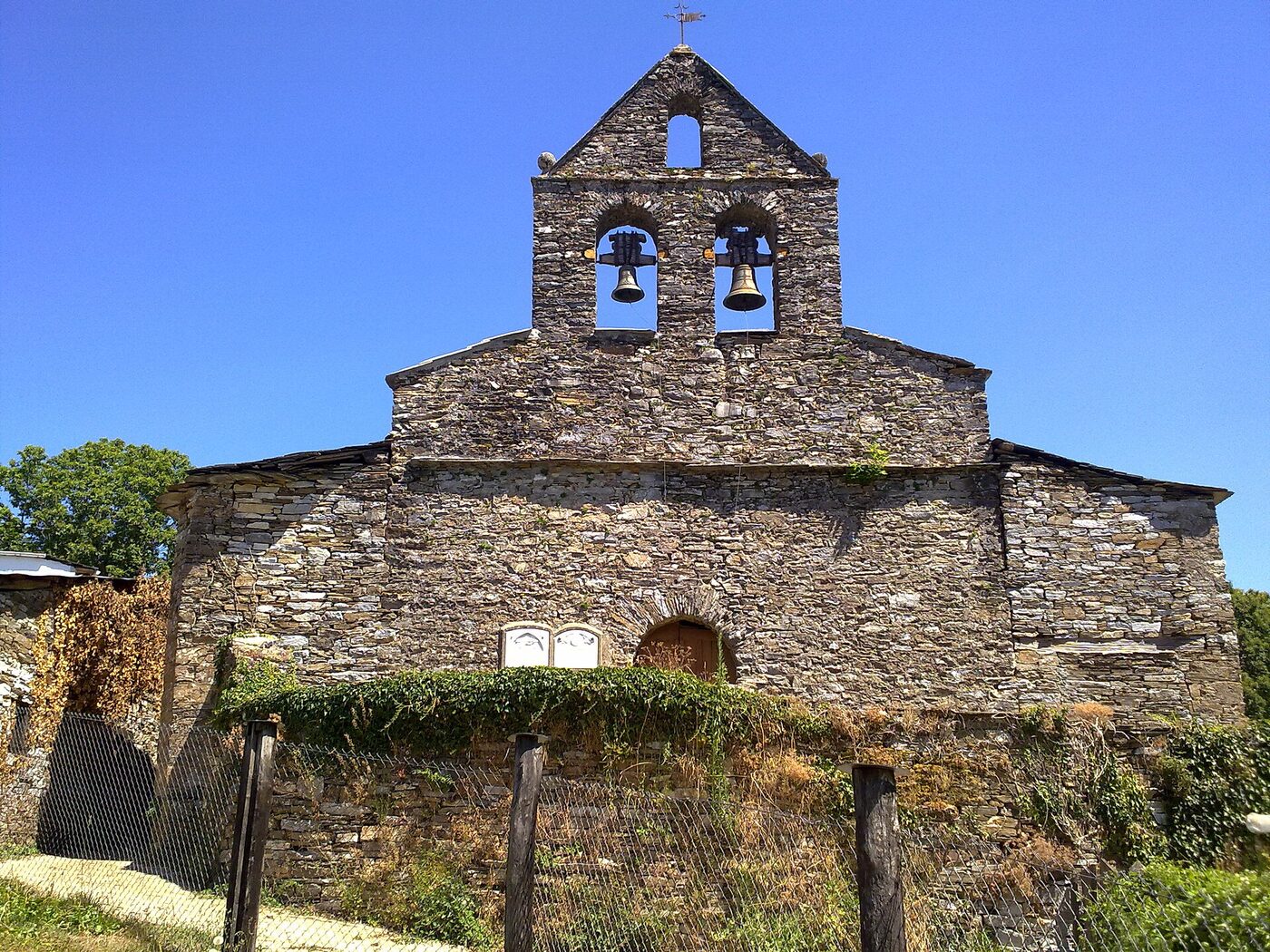 Igrexa de San Xoán de Lóuzara en Samos