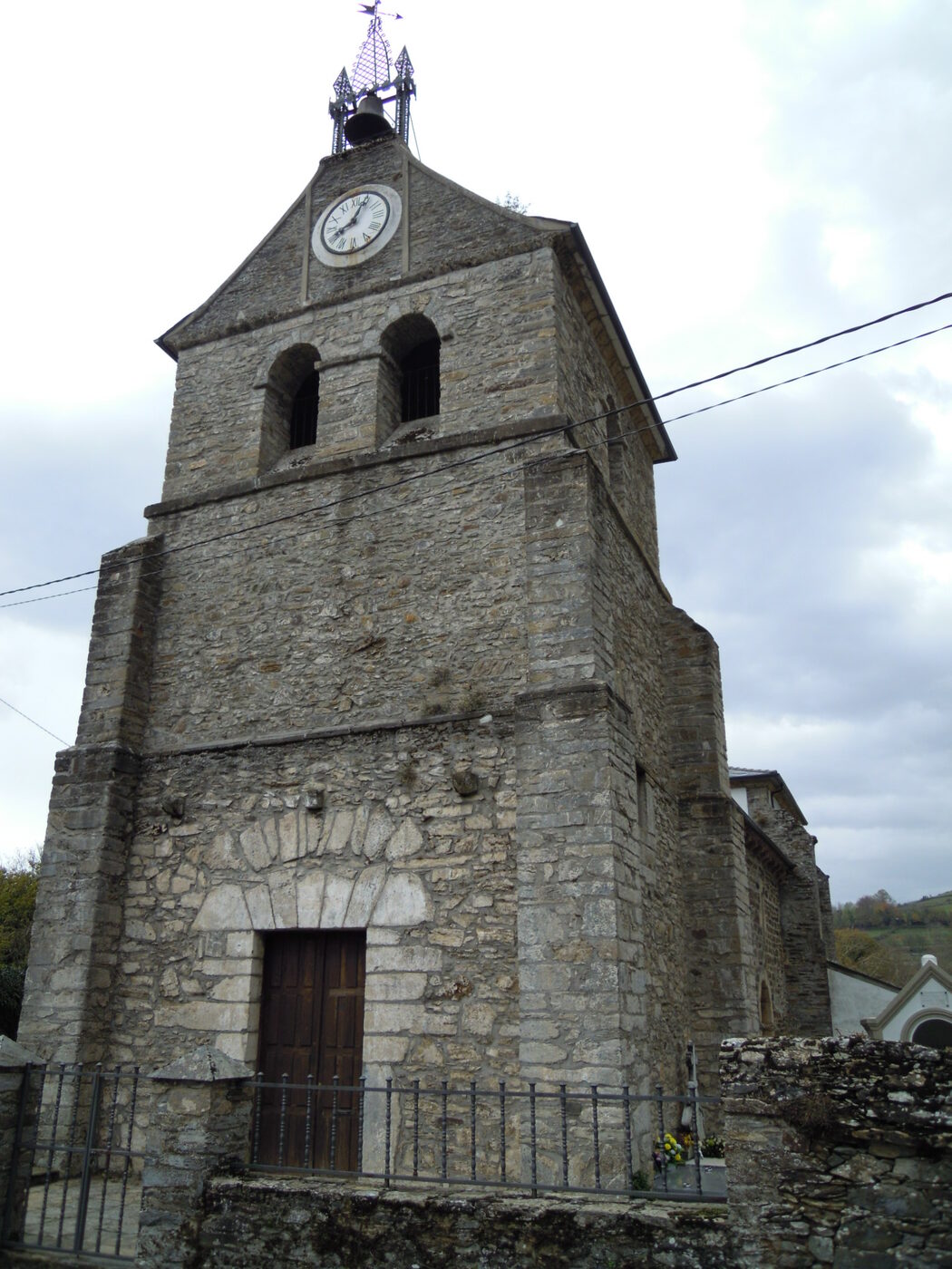 Igrexa de Santiago de Doncos en As Nogais