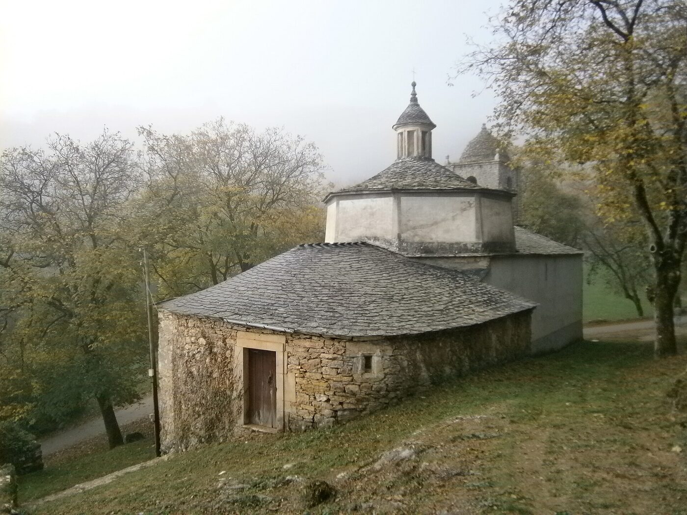 Igrexa de San Pedro de Cadoalla en Becerreá