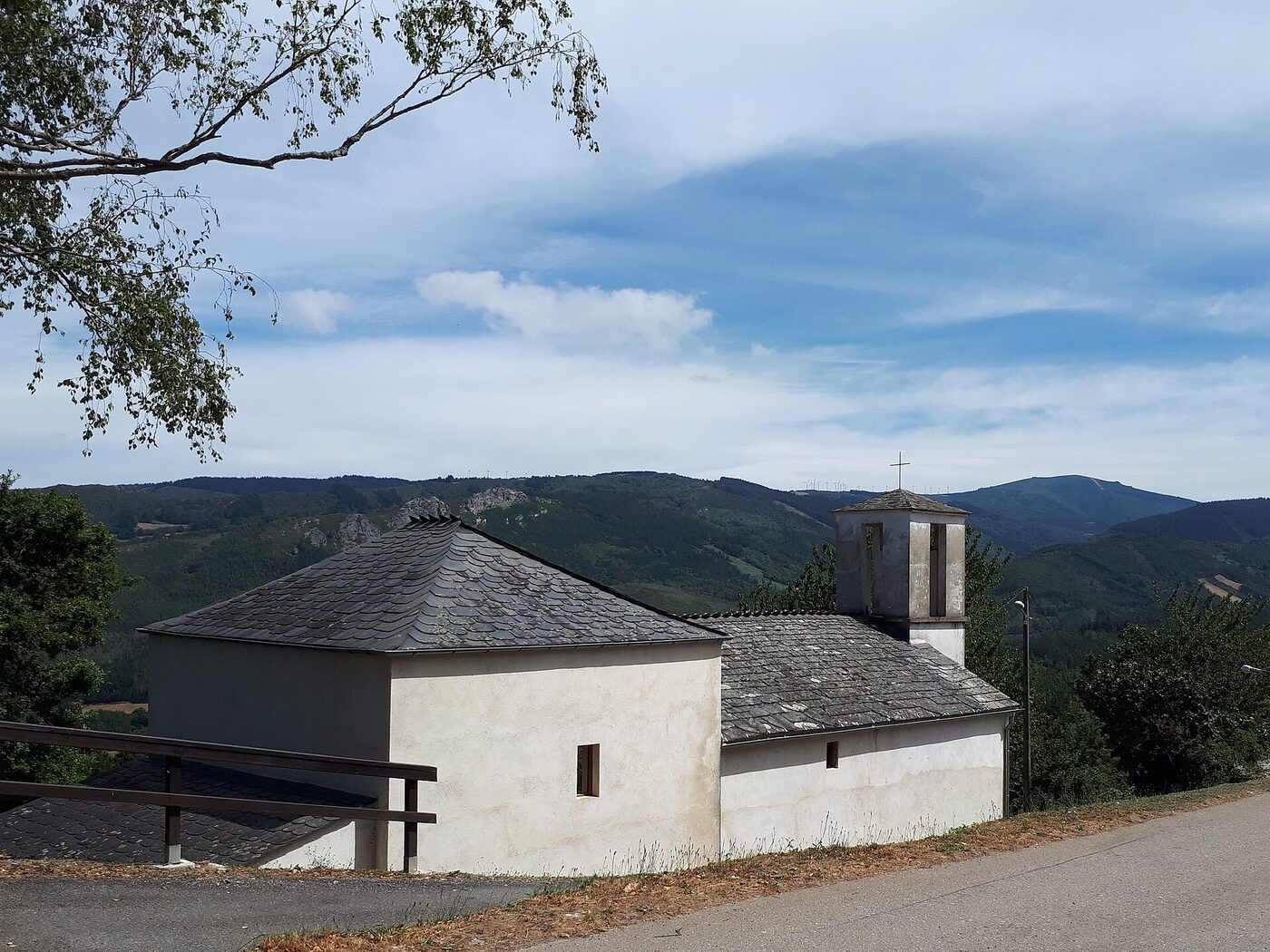 Igrexa de San Pedro de Navallos en A Ribeira de Piquín