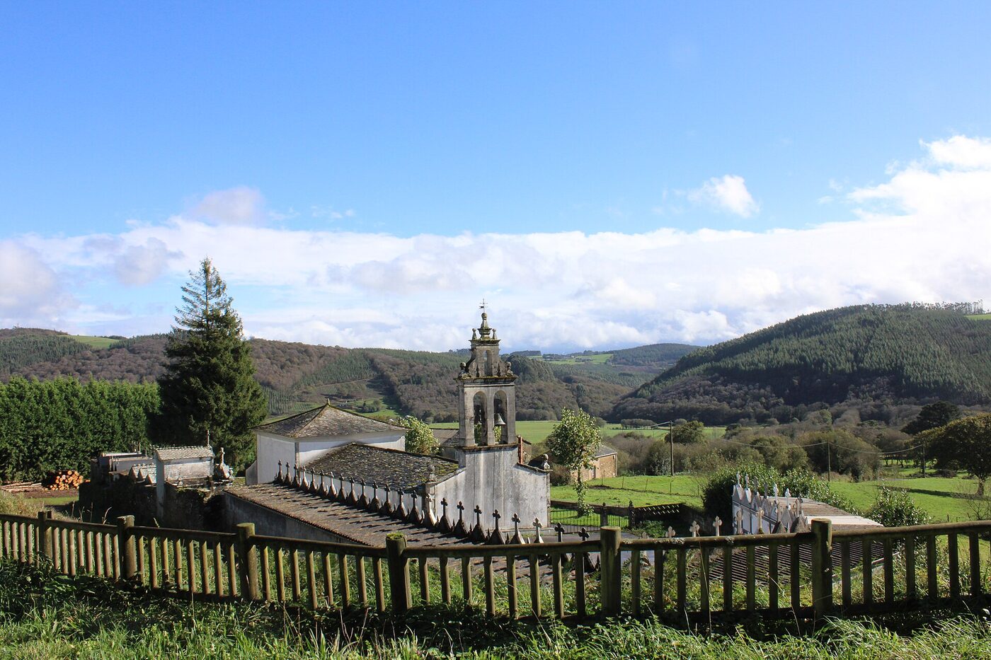 Igrexa de San Xoán de Lagoa en Pastoriza