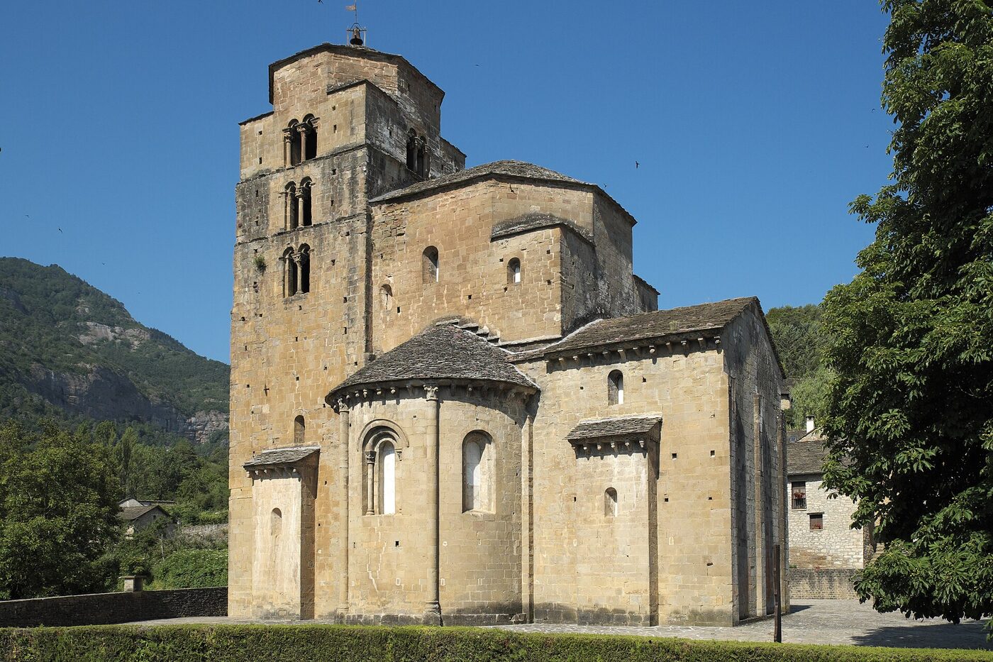 Iglesia de Santa María en Santa Cruz de la Serós