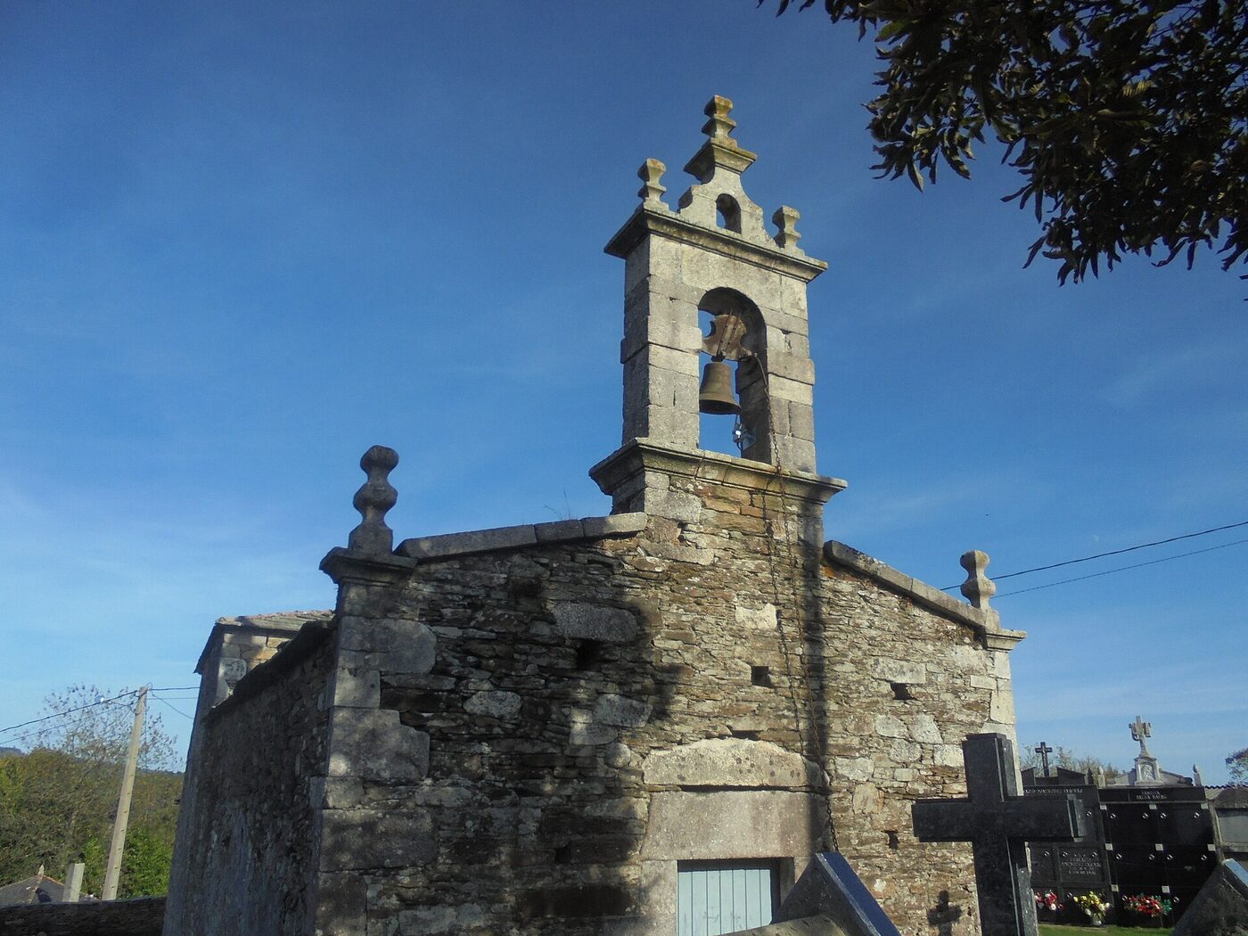 Igrexa de San Pedro de Carazo en Pol