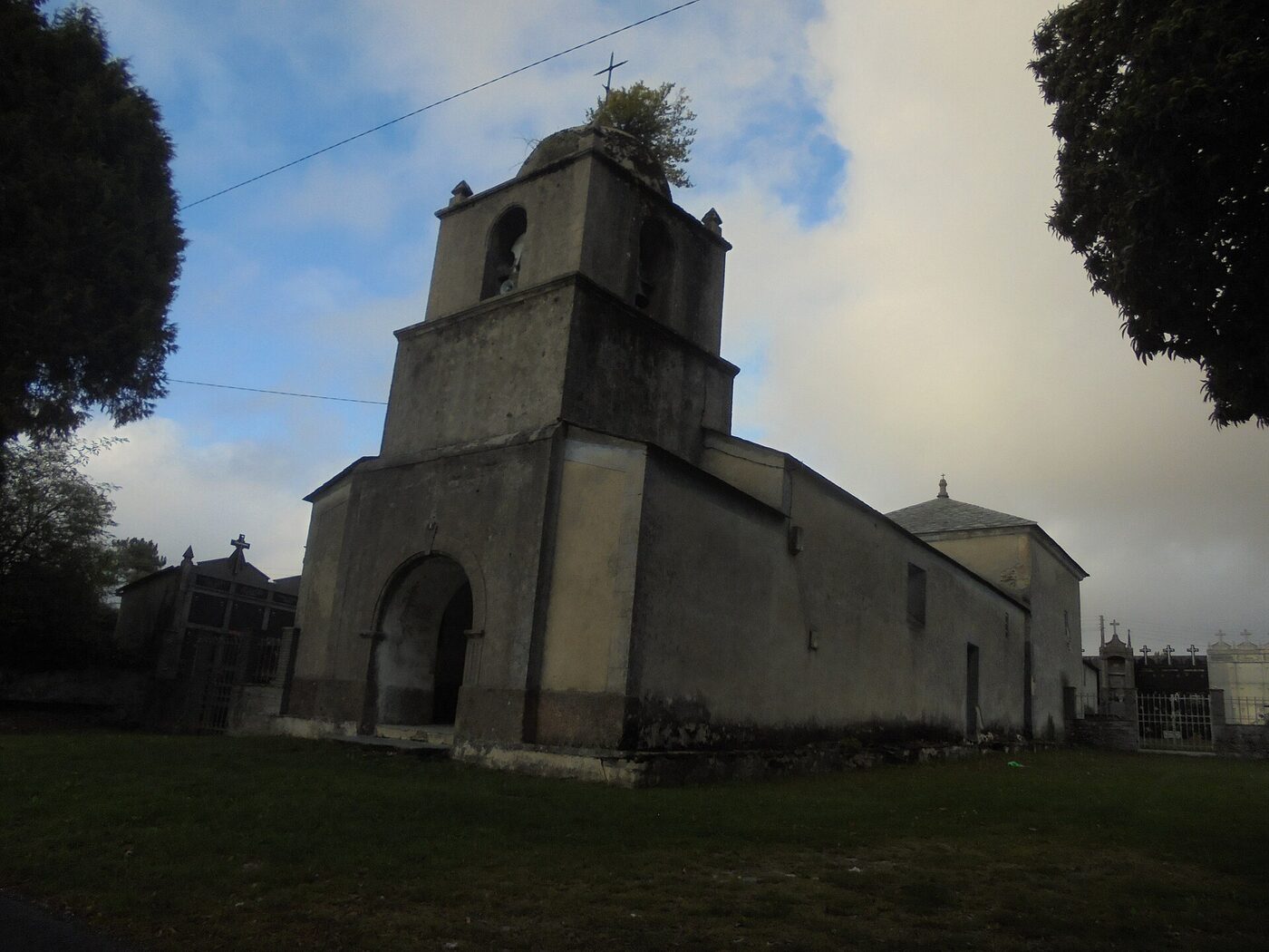 Igrexa de San Pedro de Hermunde en Pol