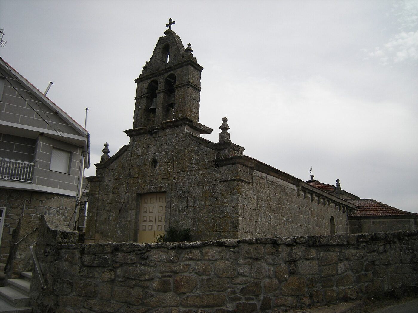 Igrexa de Santa María de Atás en Cualedro
