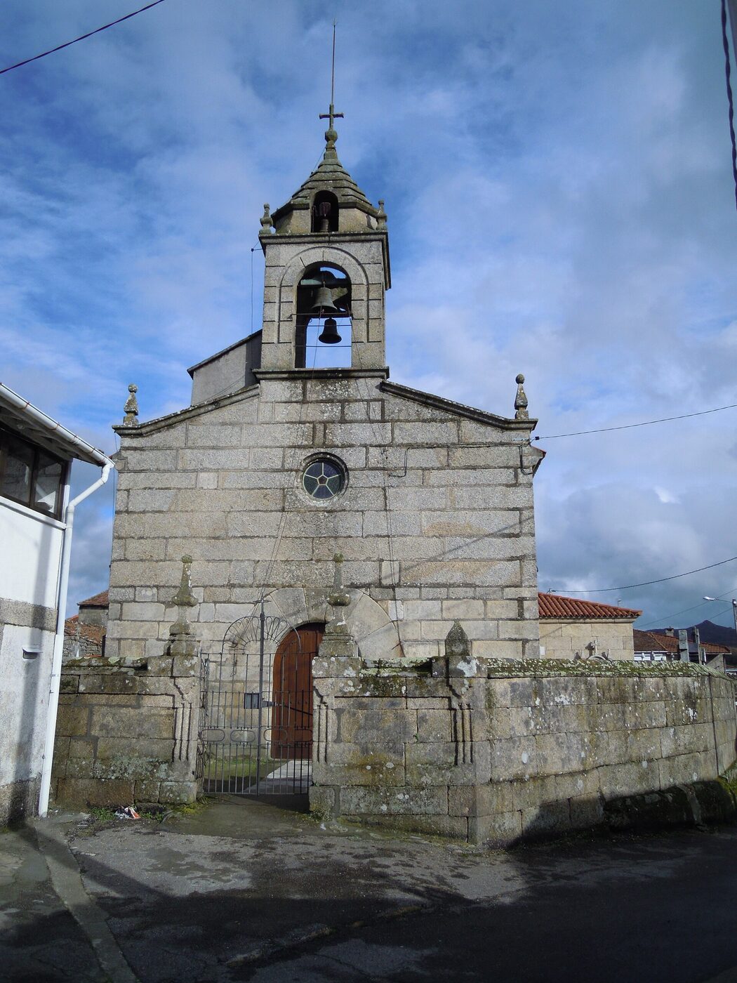Igrexa de San Salvador de Vila de Rei en Trasmiras
