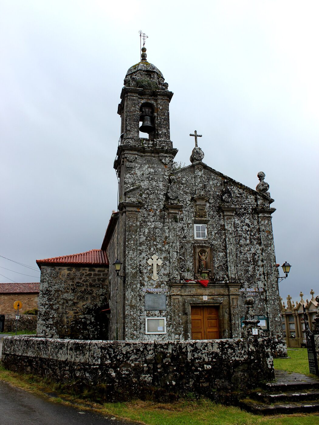 Igrexa de Santo André de Trobe en Vedra