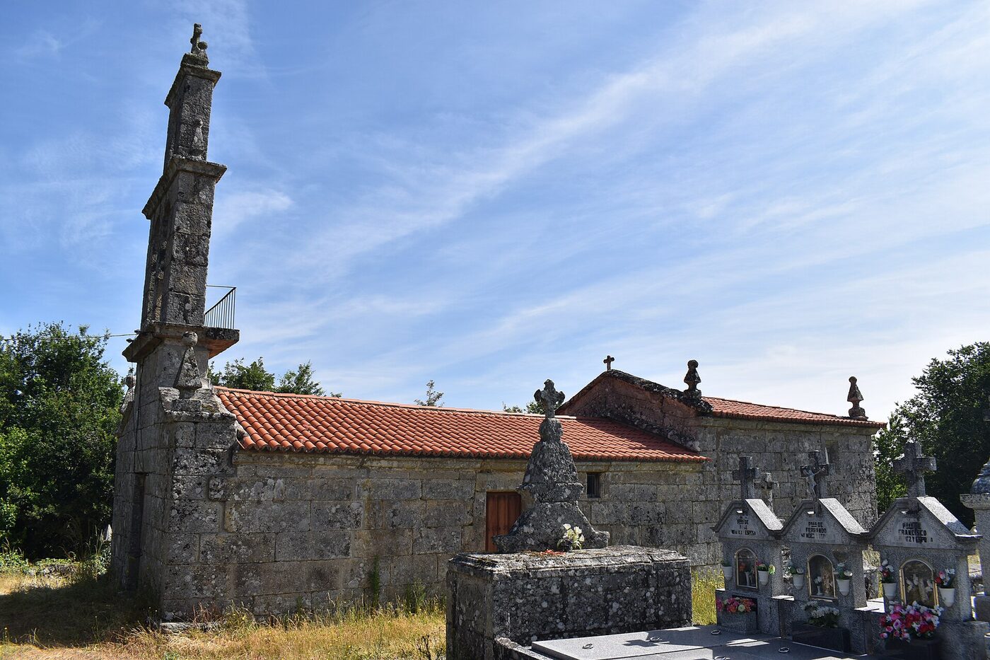Igrexa de Santo Adrao de Zapeaus en Rairiz de Veiga