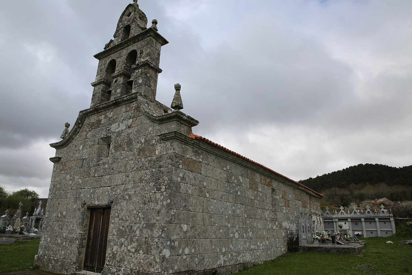 Igrexa de San Pedro de Farnadeiros en Muíños