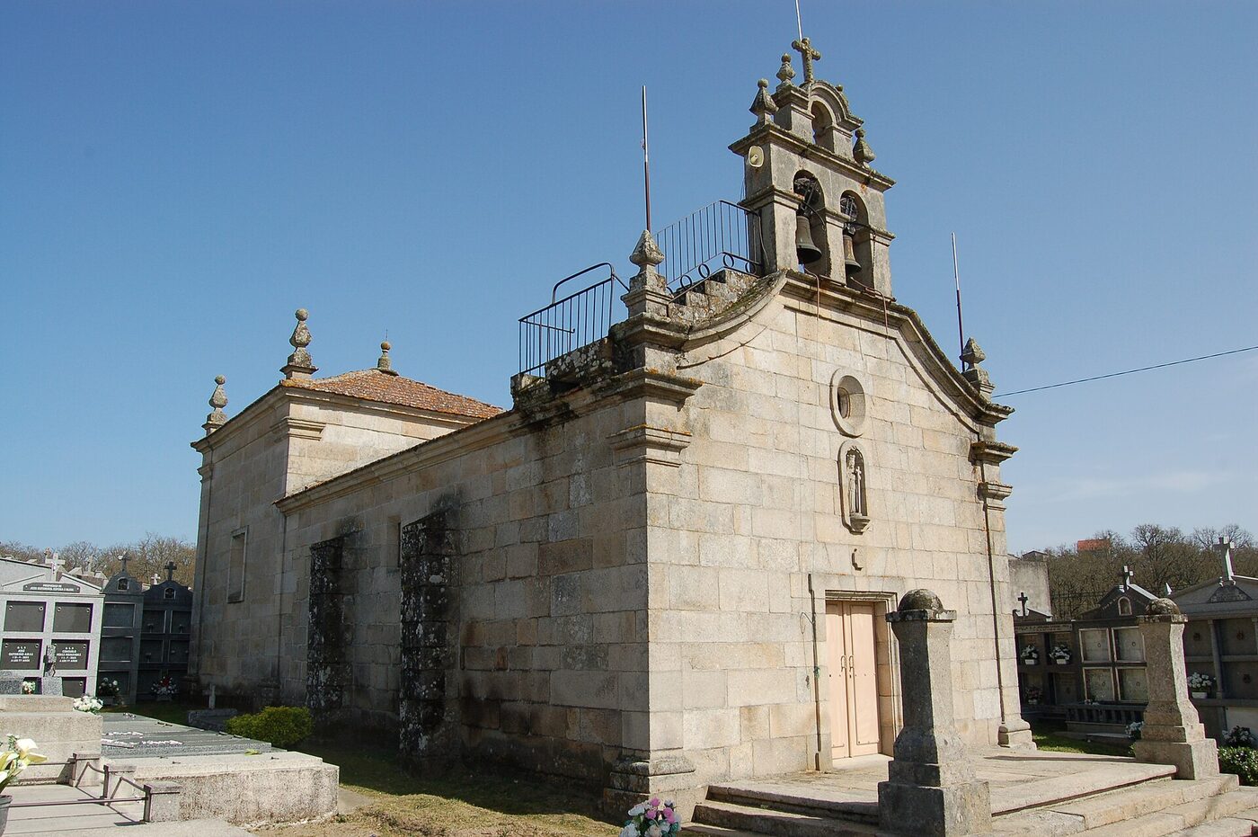 Igrexa de Santa Cruz da Rabeda en San Cibrao das Viñas