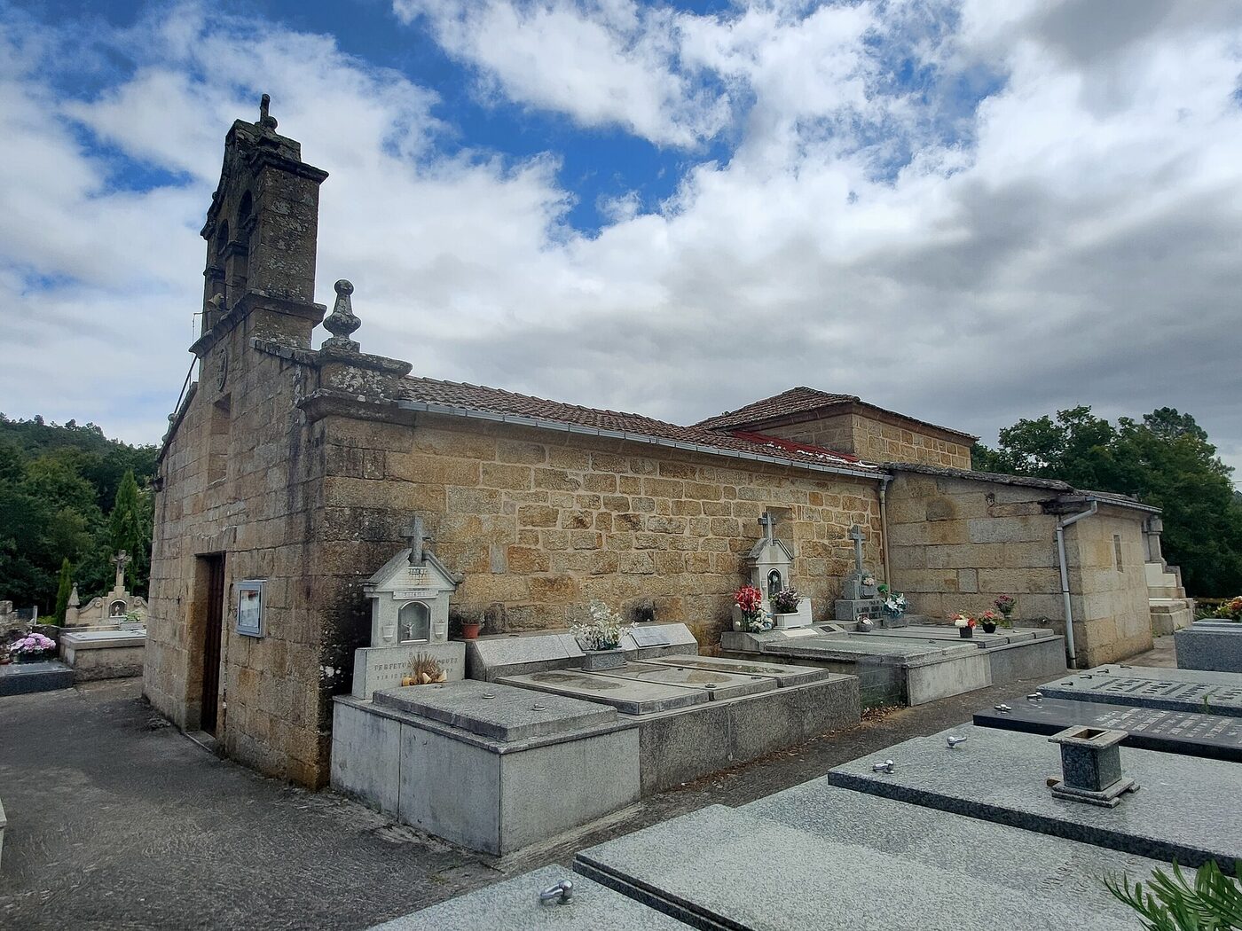 Igrexa de San Bernaldo de Tibiás en O Pereiro de Aguiar