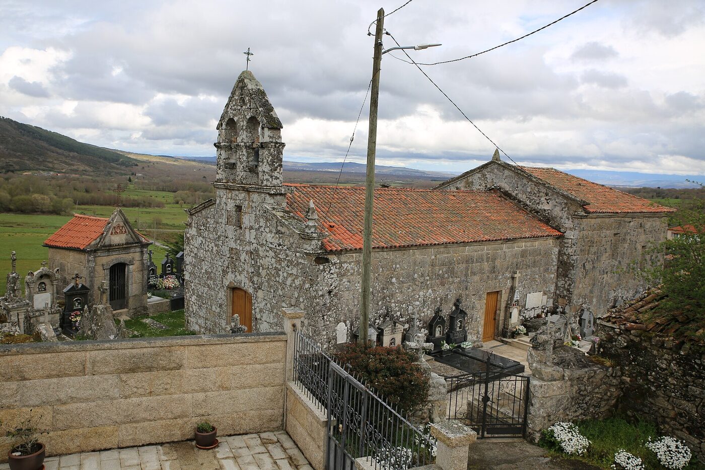 Igrexa de San Xoán de Paradela de Abeleda en Porqueira