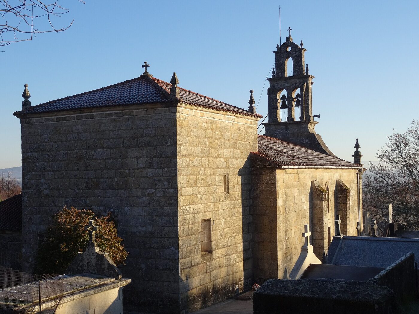 Igrexa de Santa Isabel de Grixó en Ramirás