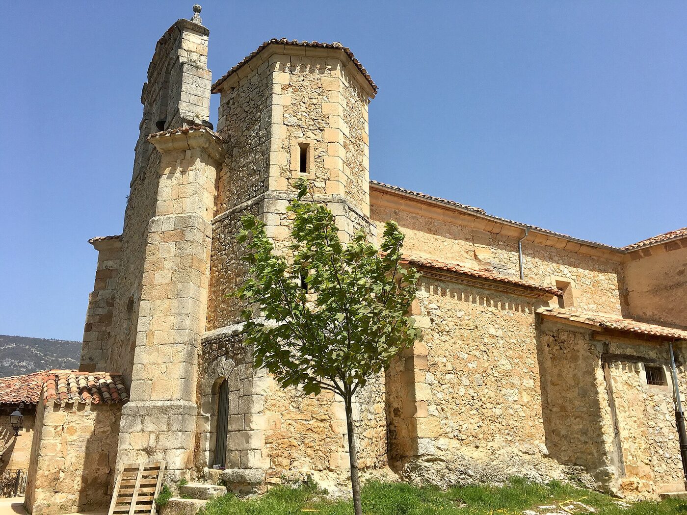 Iglesia de Santiago Apóstol en Cantabrana