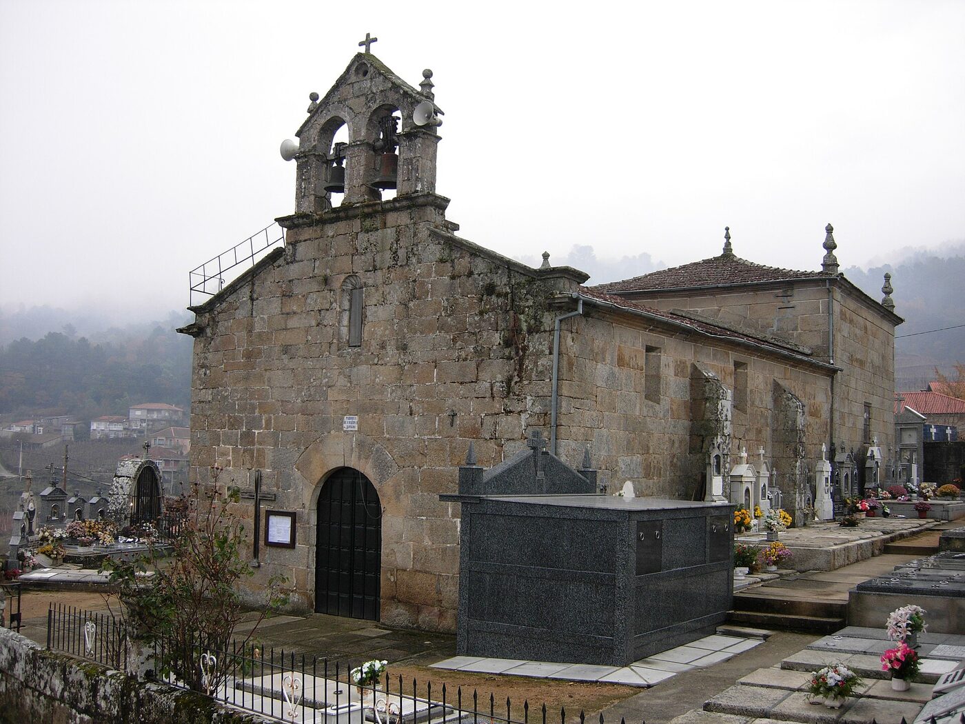 Igrexa de San Martiño de Alongos en Toén