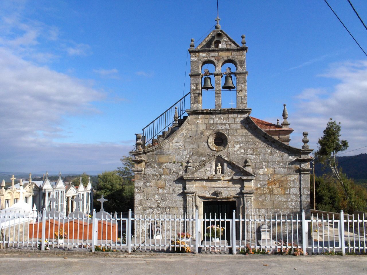 Igrexa de Santiago de Rubiás en Ramirás