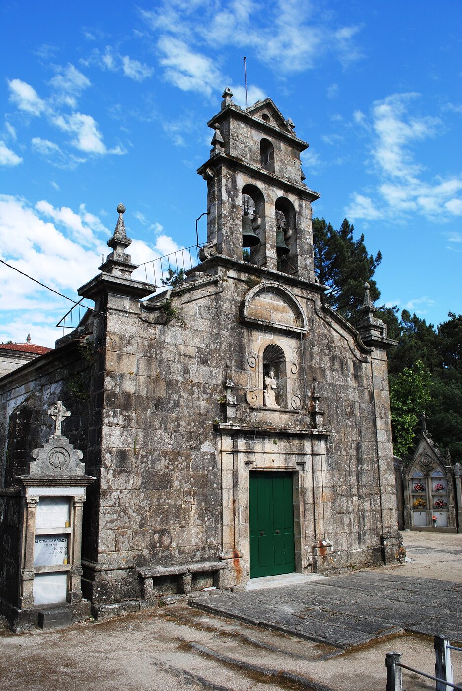 Igrexa de San Mateo de Oliveira en Ponteareas