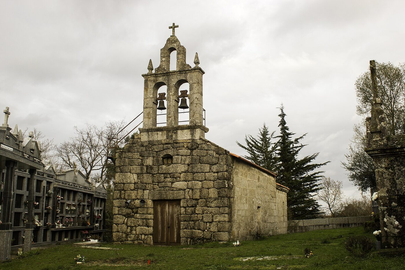 Igrexa de San Cosmede de Faramontaos en Carballeda de Avia