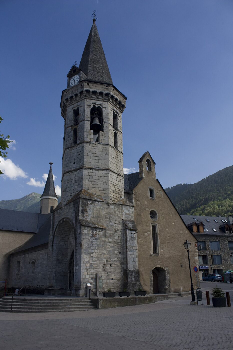 Sant Miquèu en Viella Mitg Arán