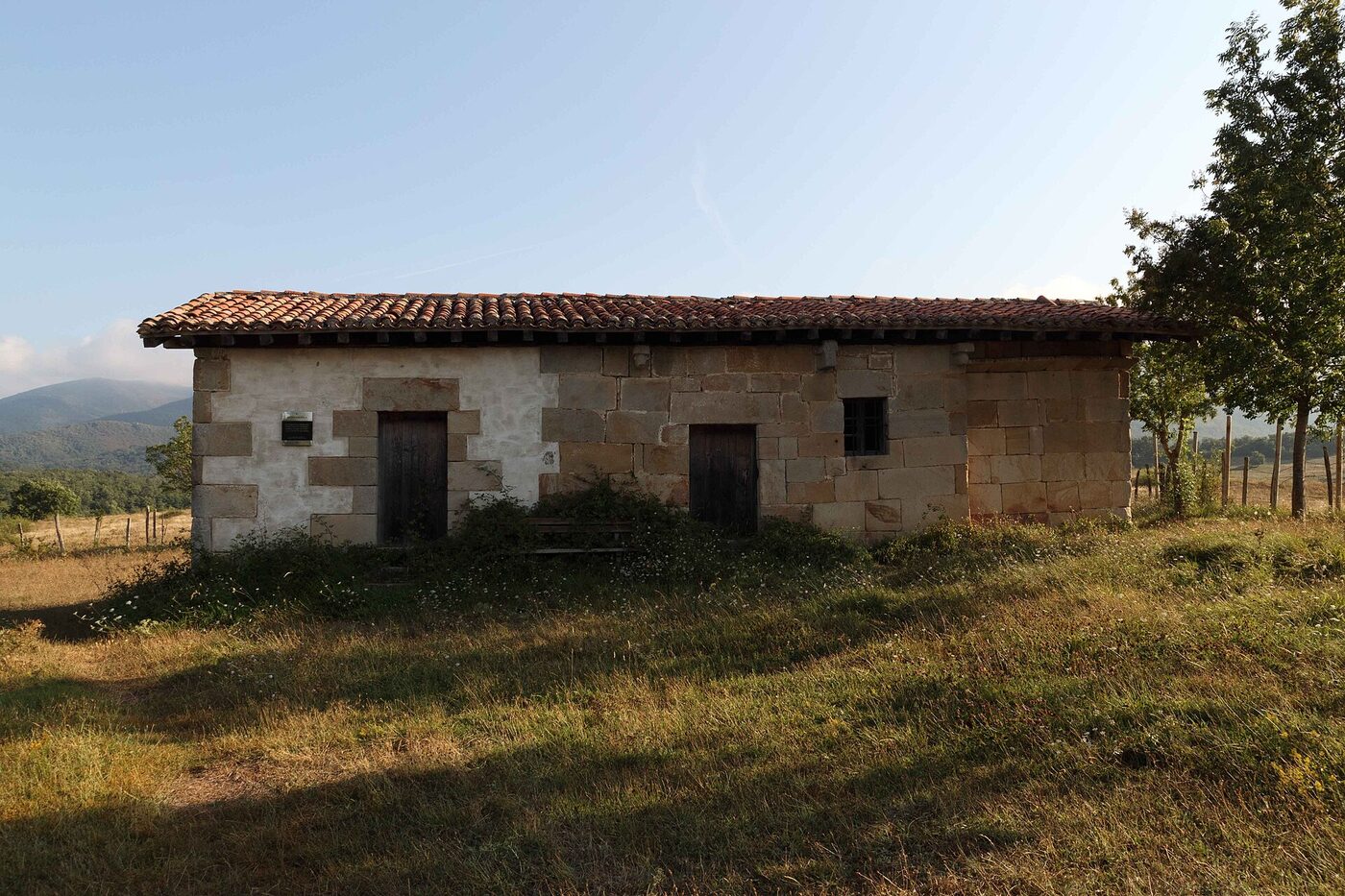 Aistrako San Julian eta Santa Basilisa ermita en Aspárrena