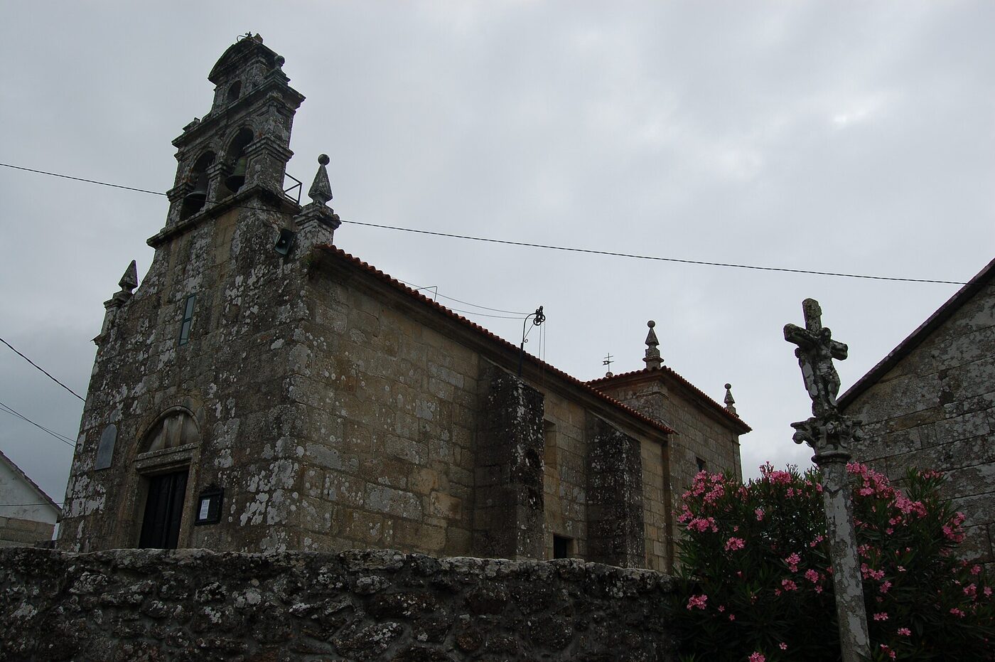 Igrexa de San Miguel de Lores en Meaño
