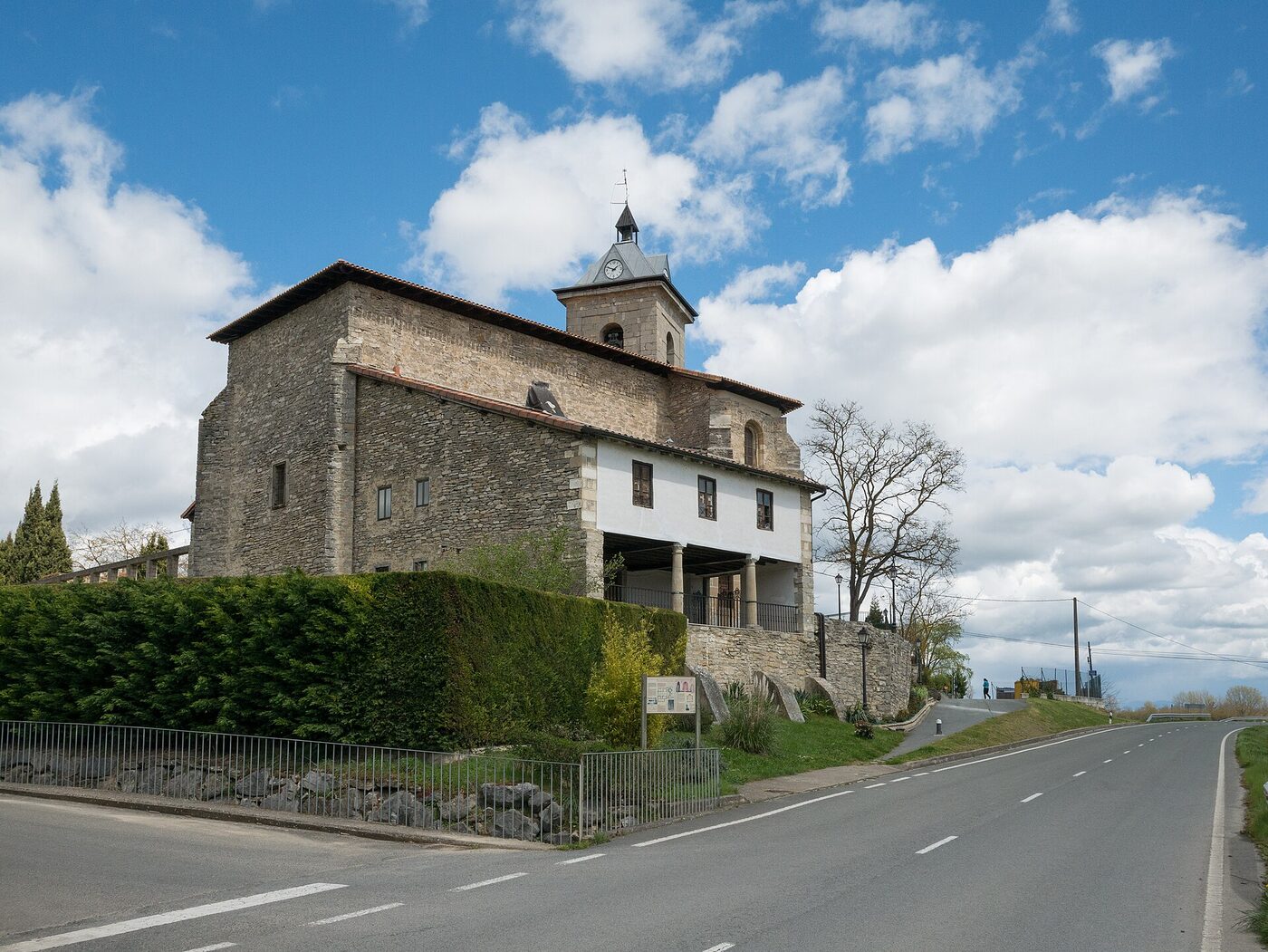 Iglesia de Santiago Apóstol en Iruña de Oca