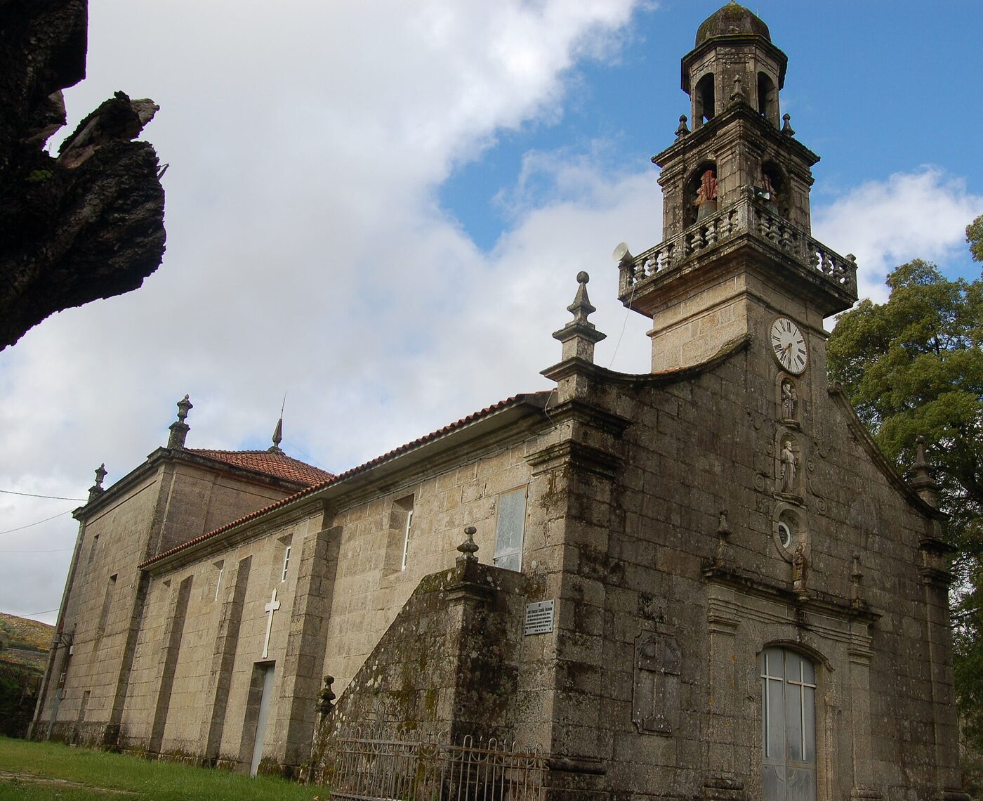 Igrexa de San Paulo de Guende en A Lama