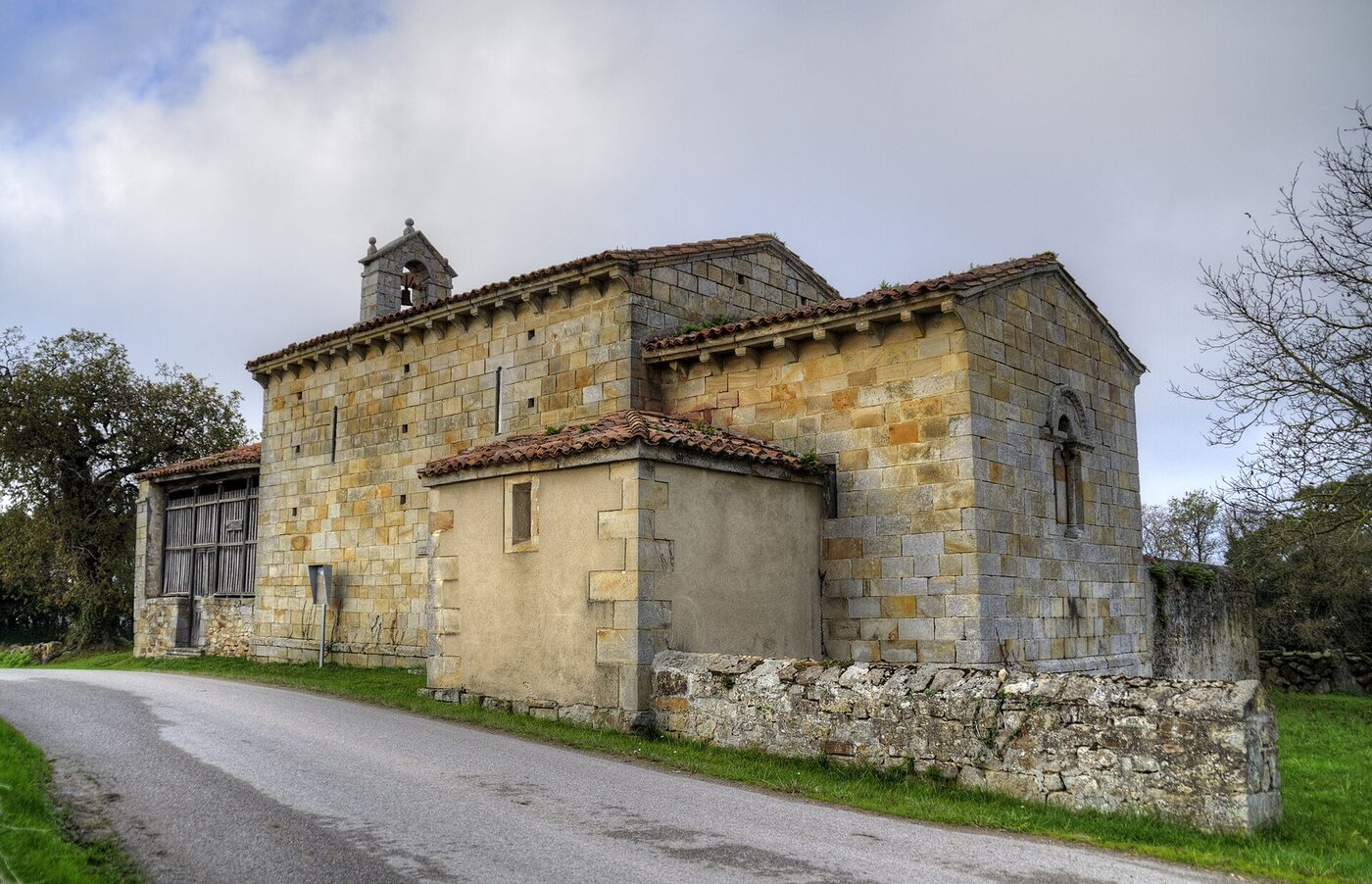 Iglesia de Santolaya de La Lloraza en Villaviciosa