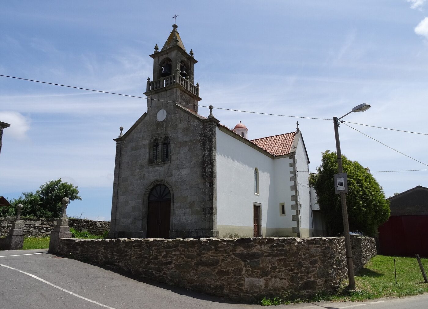 Igrexa de San Salvador de Pazos en Ponteceso