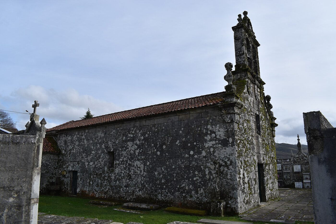 Igrexa de Santiago de Caroi en Cerdedo Cotobade