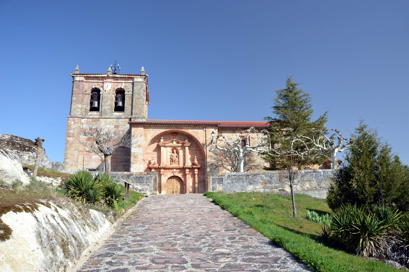 Iglesia de San Pedro en Hacinas